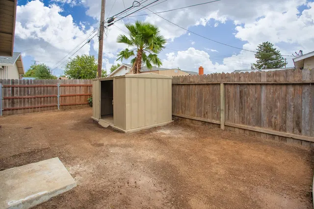 a view of a backyard