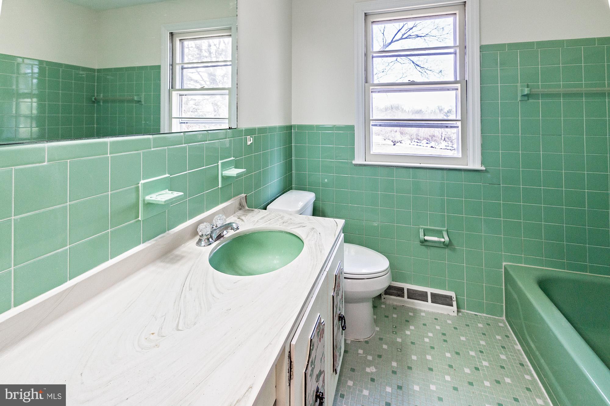 16 Bemis Road Newark, DE 19711 - Photo 21 of 38 Upstairs hallway bath