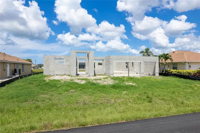 a view of a yard in front of house