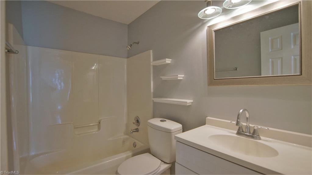 553 Covington Ridge Road Winston-Salem, NC 27107 - Photo 9 of 21 Full bathroom located in hallway