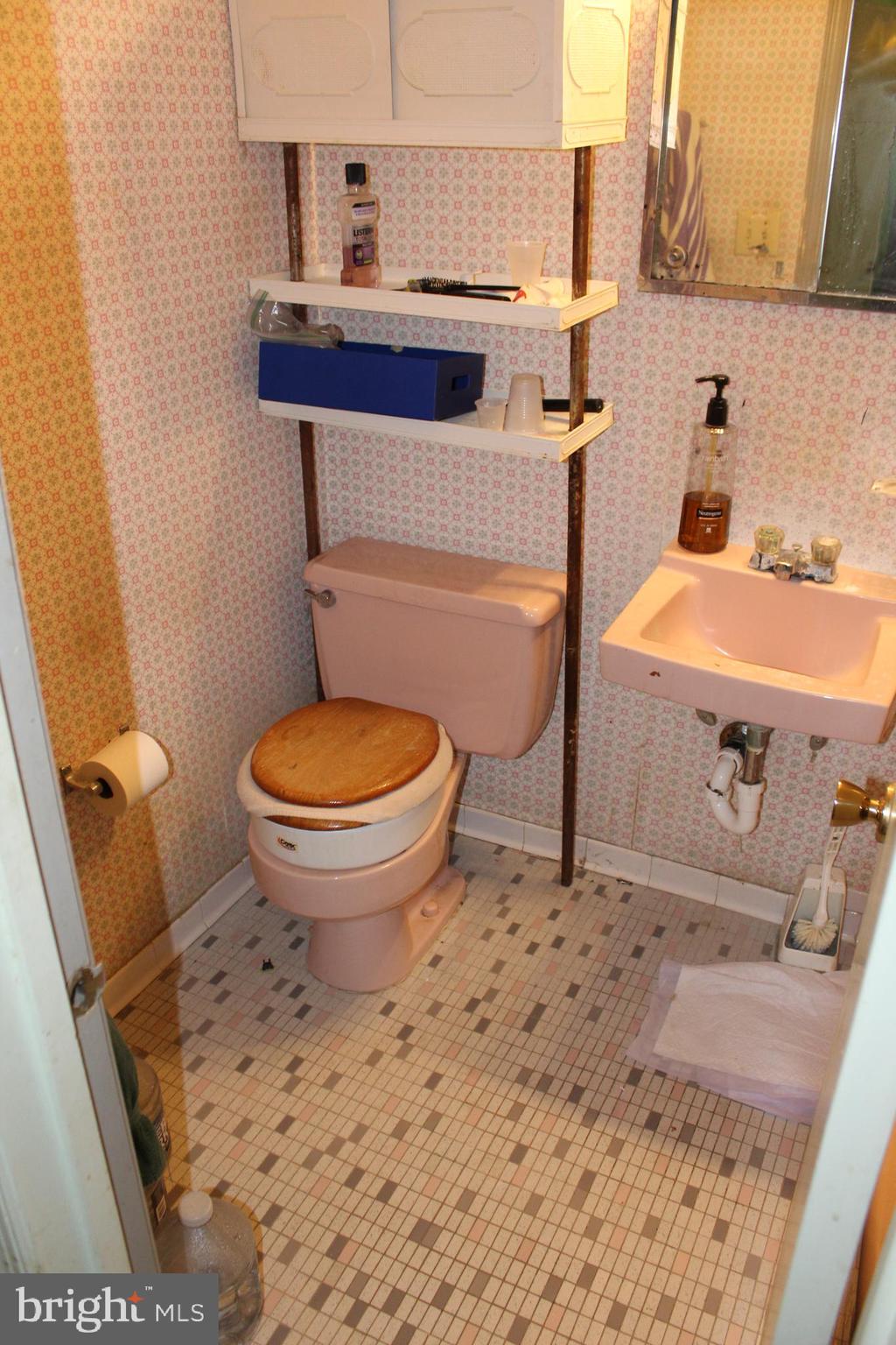 6815 Rolling Road Springfield, VA 22152 - Photo 5 of 12