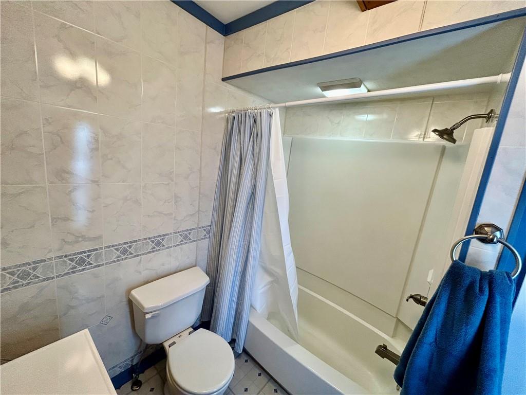 142 Hamilton Avenue Vandergrift, PA 15690 - Photo 18 of 27 Full bath on upper level