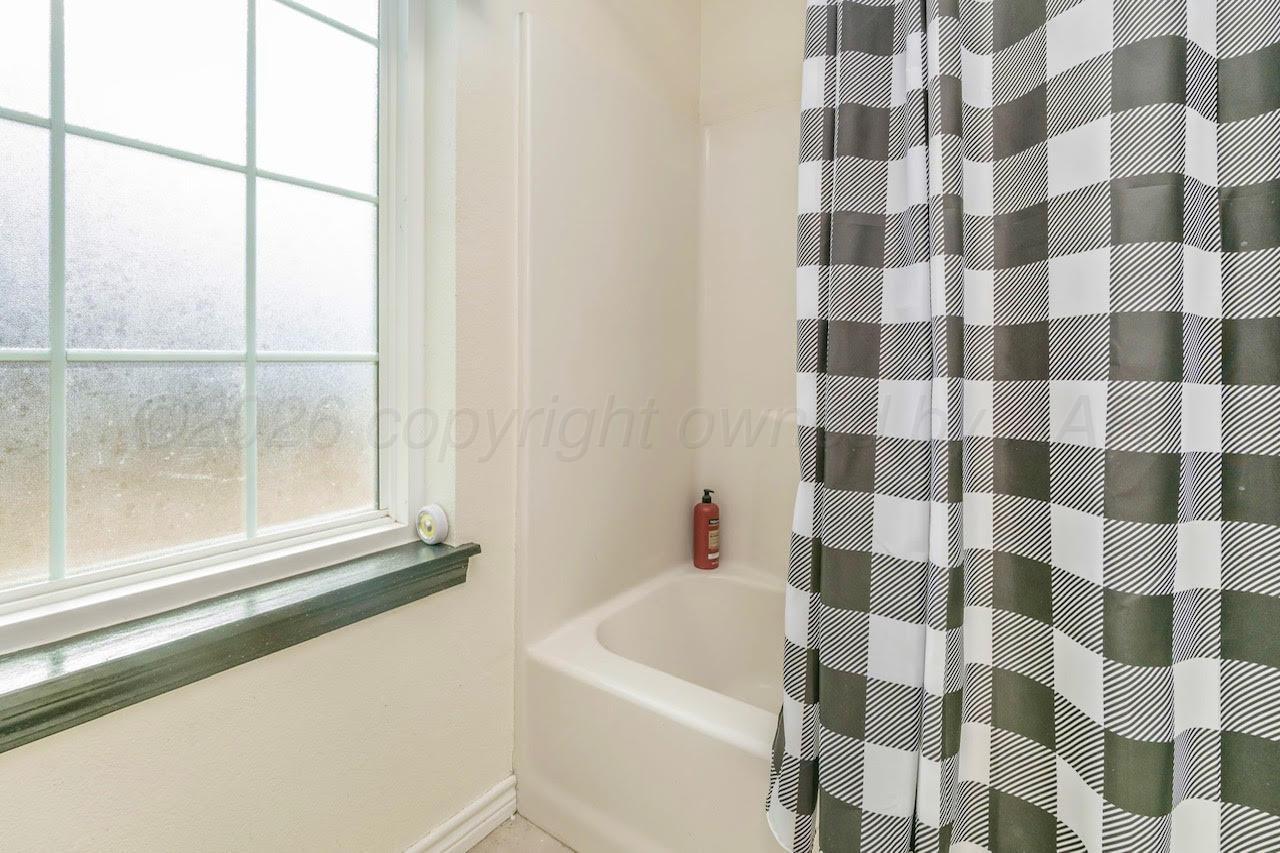 200 Hunters Trail Amarillo, TX 79124 - Photo 18 of 23 Main Bath tub shower combo