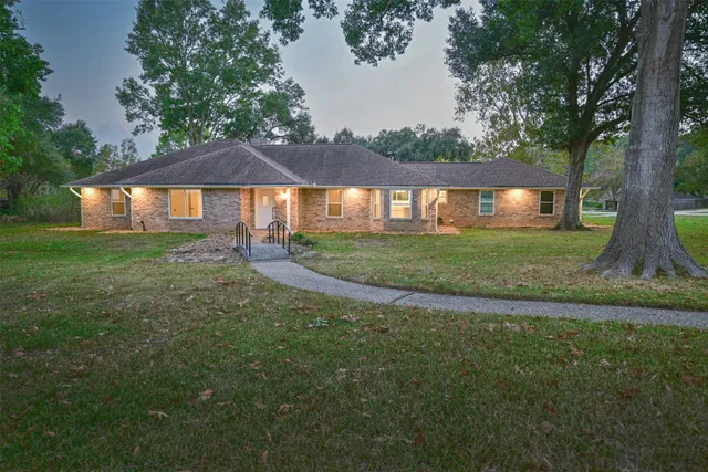 a view of a house with a yard