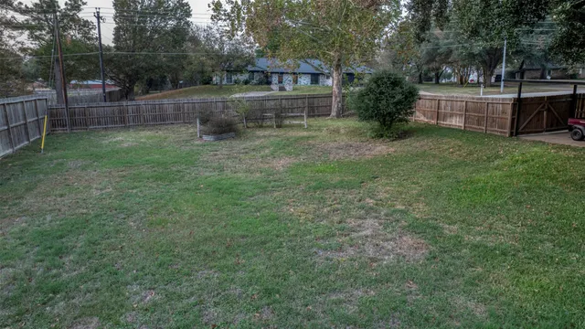 a view of a backyard