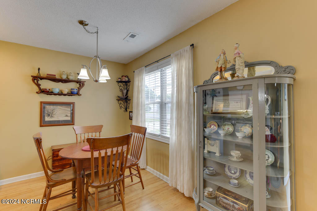 112 Old Oak Road Elizabeth City, NC 27909 - Photo 5 of 18 Dining area