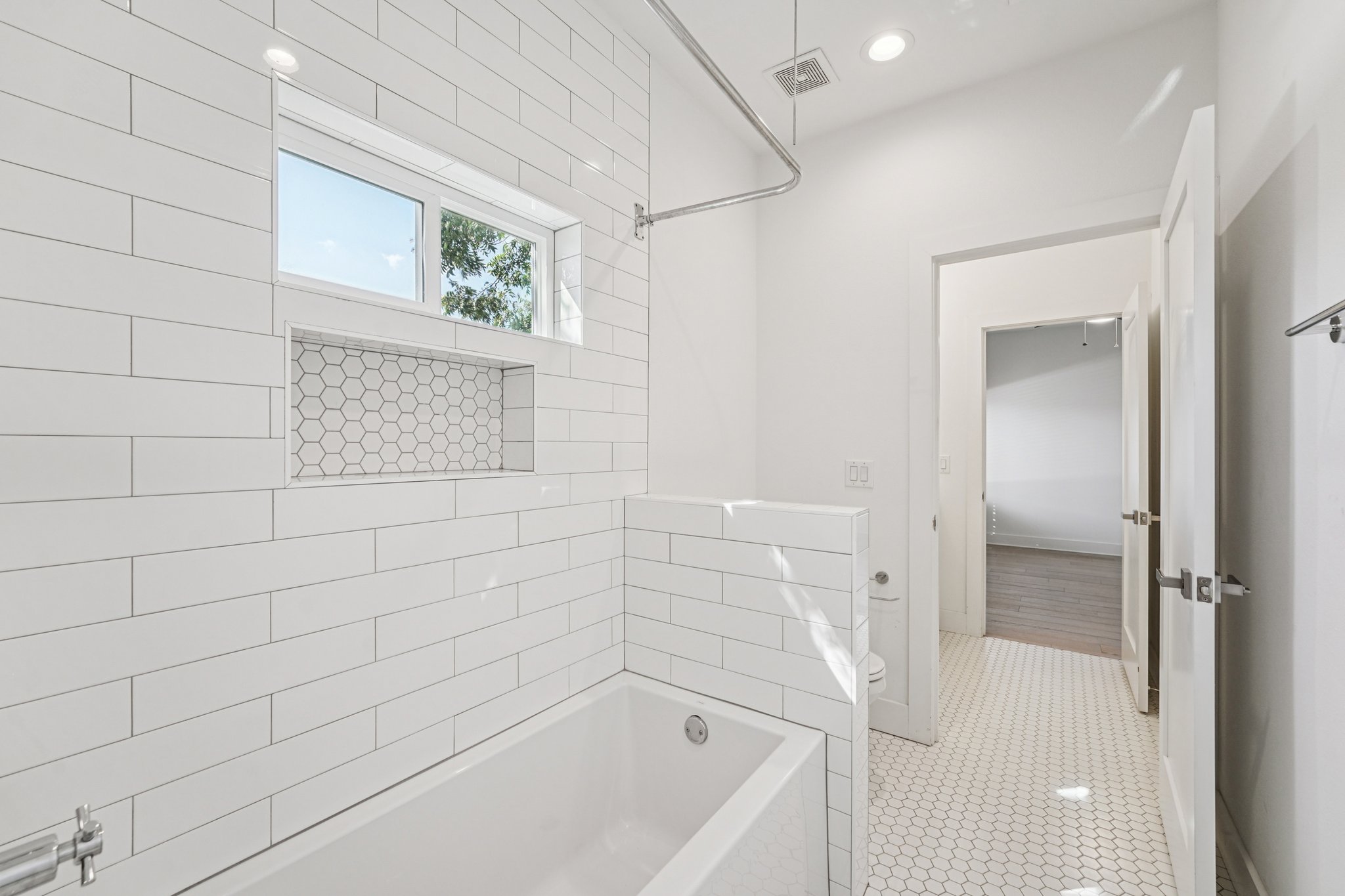 739 Gunter Street, Unit 1 Austin, TX 78702 - Photo 17 of 26 a bathroom with a bathtub