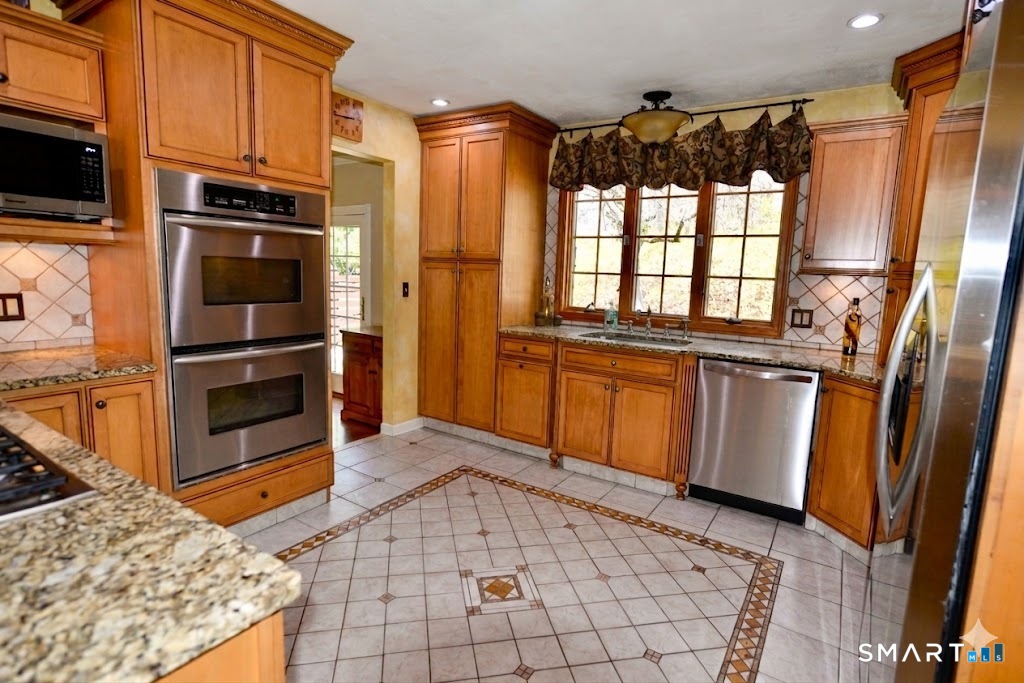 78 Mill Brook Terrace Monroe, CT 06468 - Photo 6 of 27 Tiled floor with decorative inlay + heated floors.