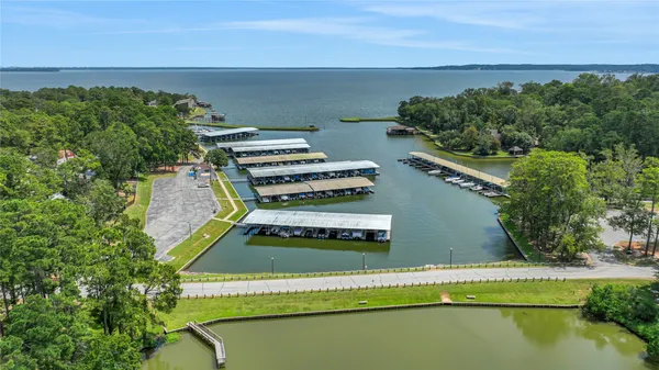 a picture of a tennis court