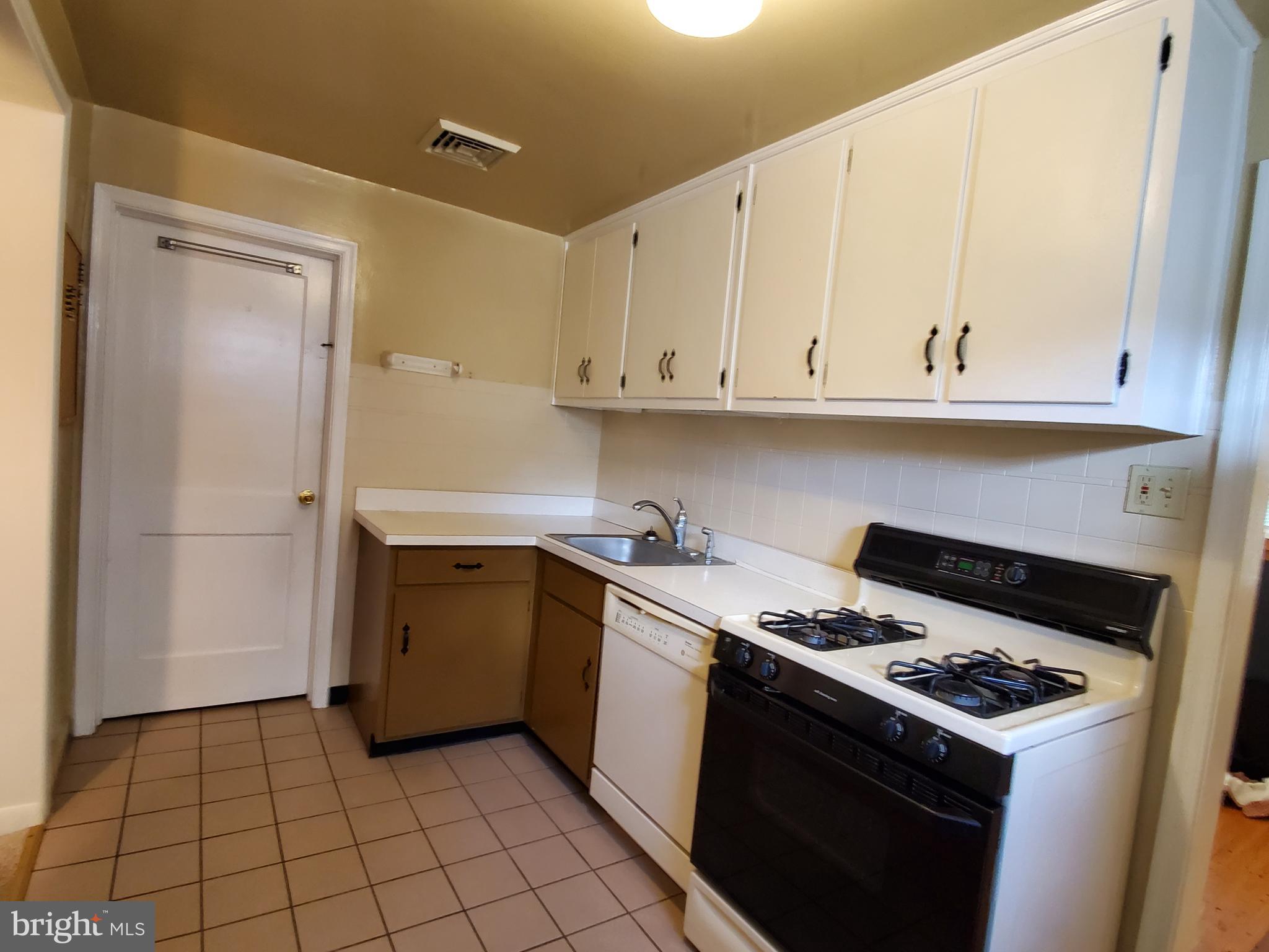 646 Wayne Avenue Springfield, PA 19064 - Photo 5 of 30 Gallery Image 5