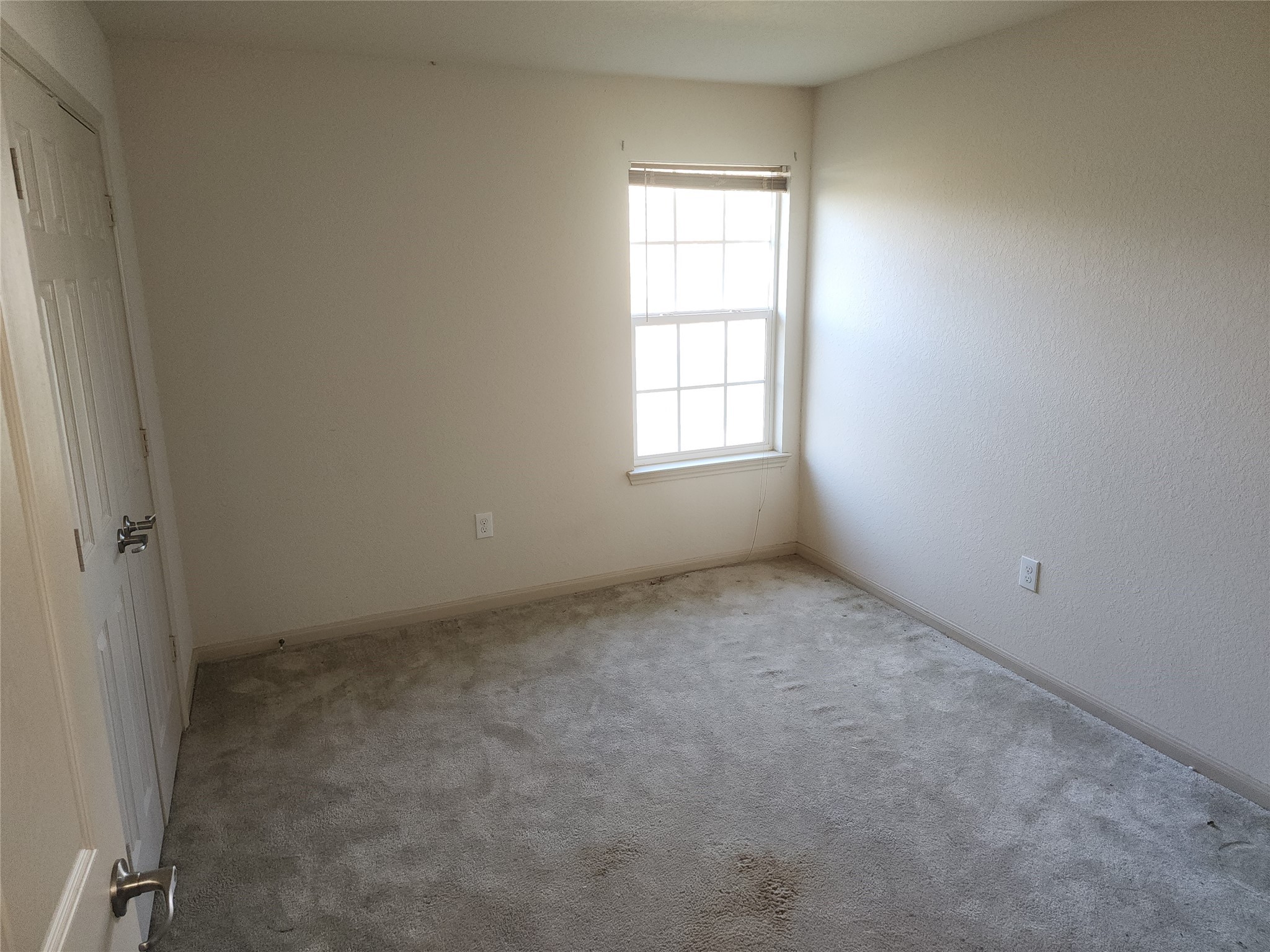 315 20th Street Dickinson, TX 77539 - Photo 15 of 19 an empty room with a window