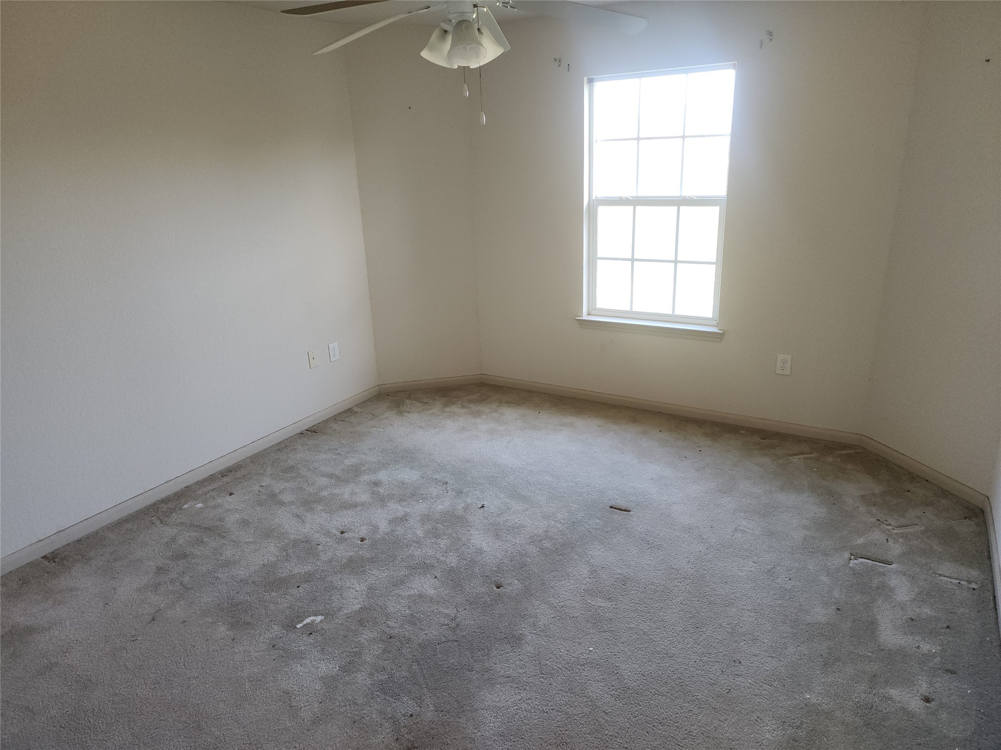 315 20th Street Dickinson, TX 77539 - Photo 17 of 19 an empty room with a window