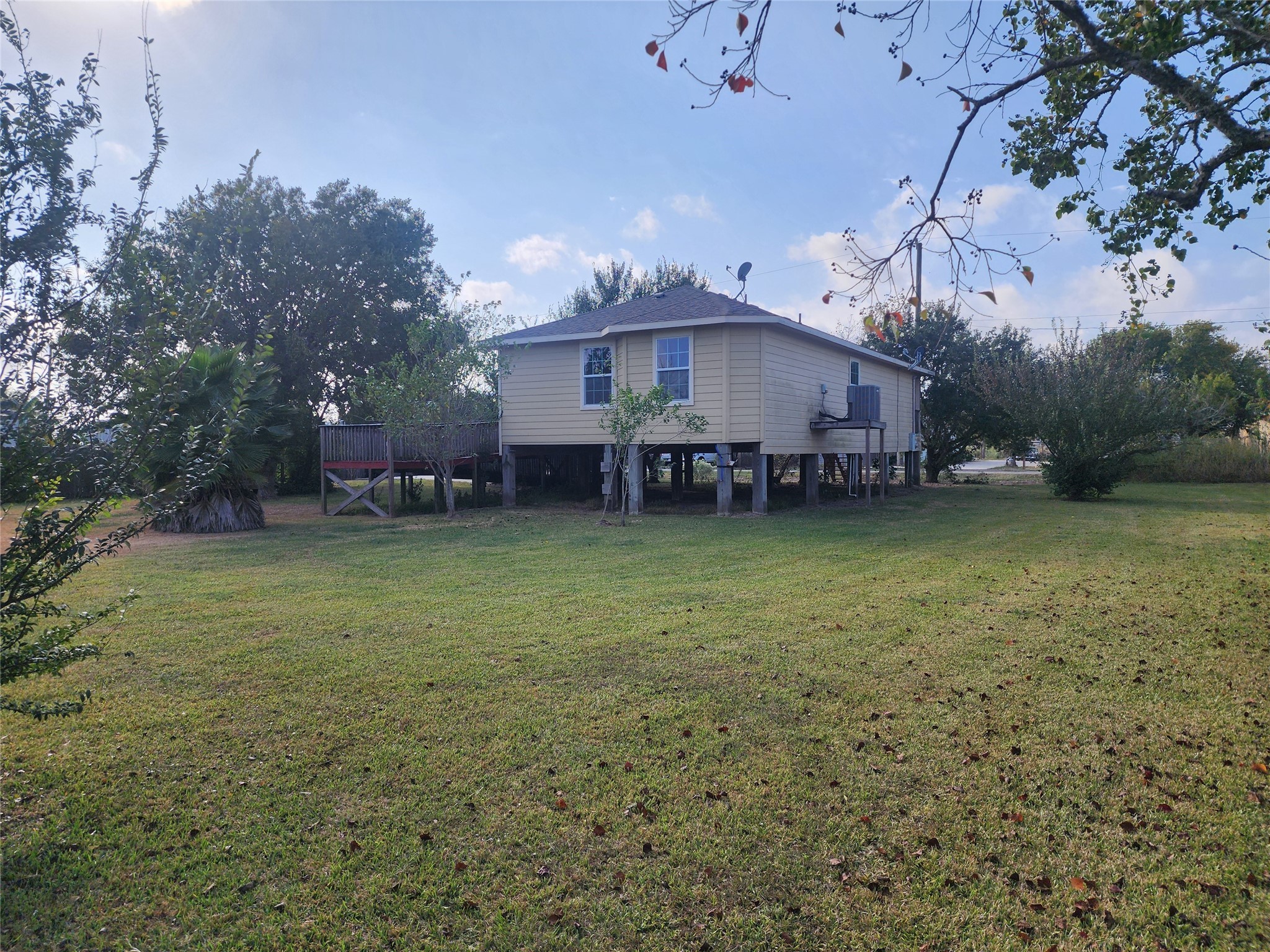 315 20th Street Dickinson, TX 77539 - Photo 4 of 19 a view of a house with a yard balcony and sitting area