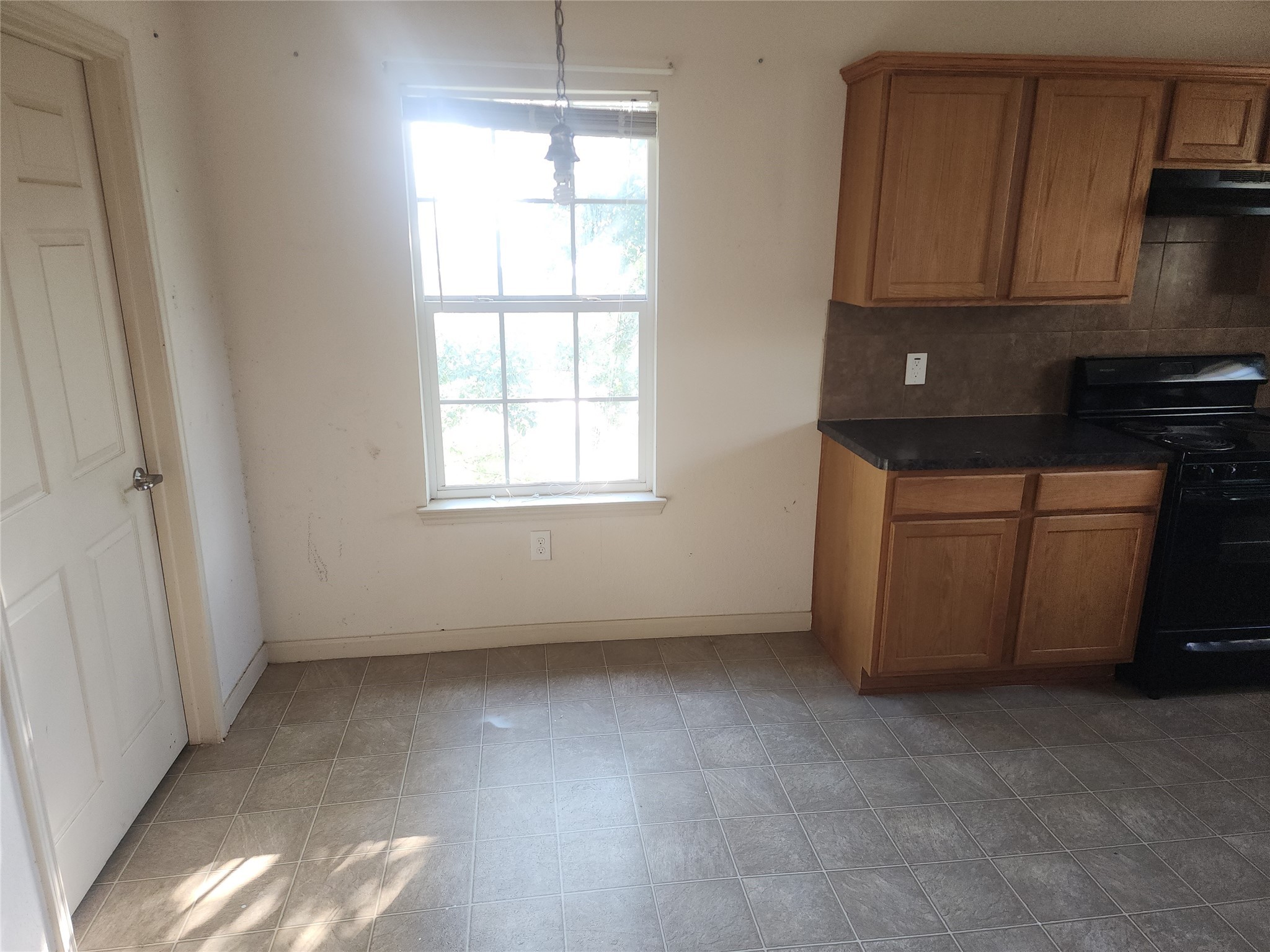 315 20th Street Dickinson, TX 77539 - Photo 10 of 19 an empty room with windows