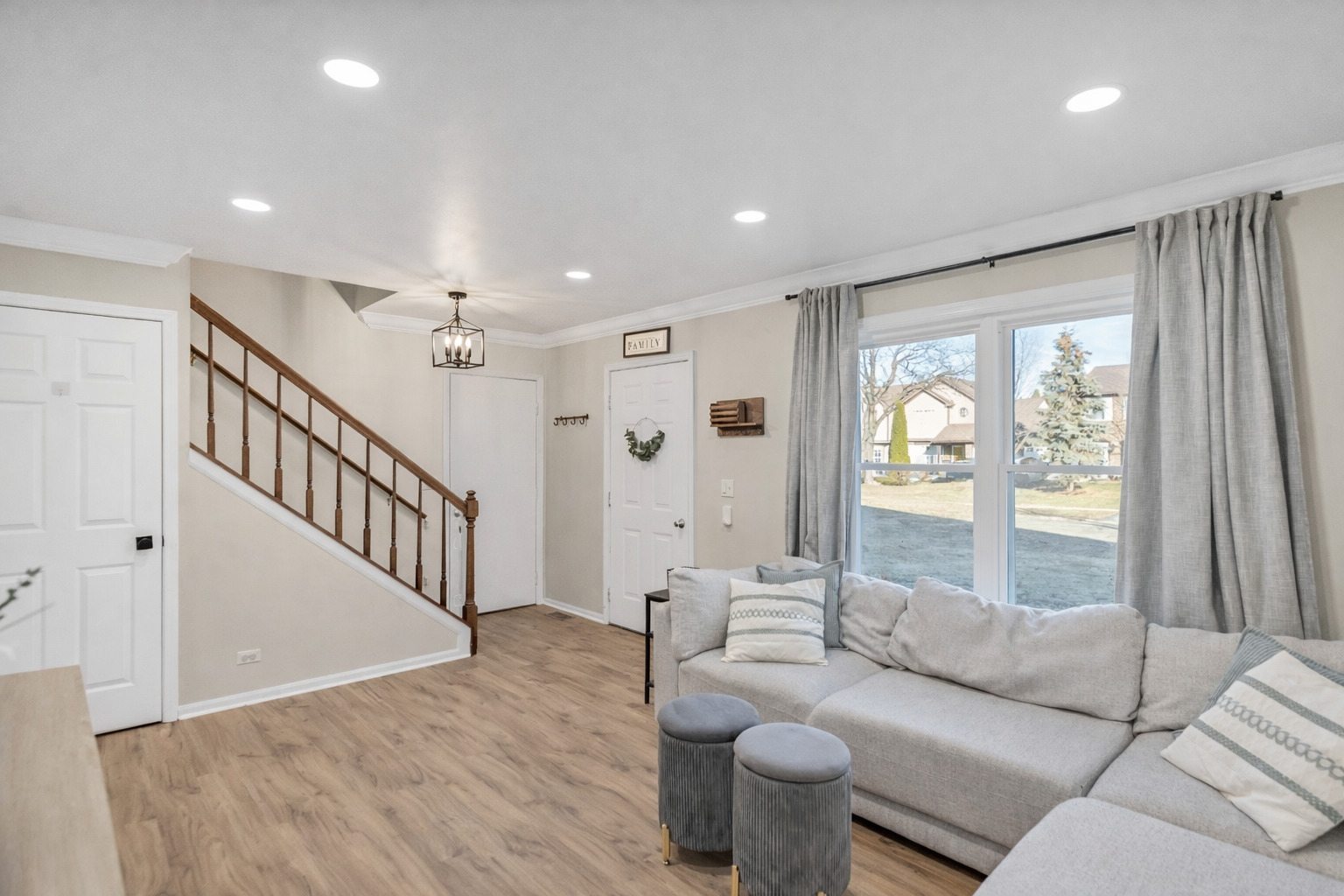 1215 Robin Drive Carol Stream, IL 60188 - Photo 4 of 25