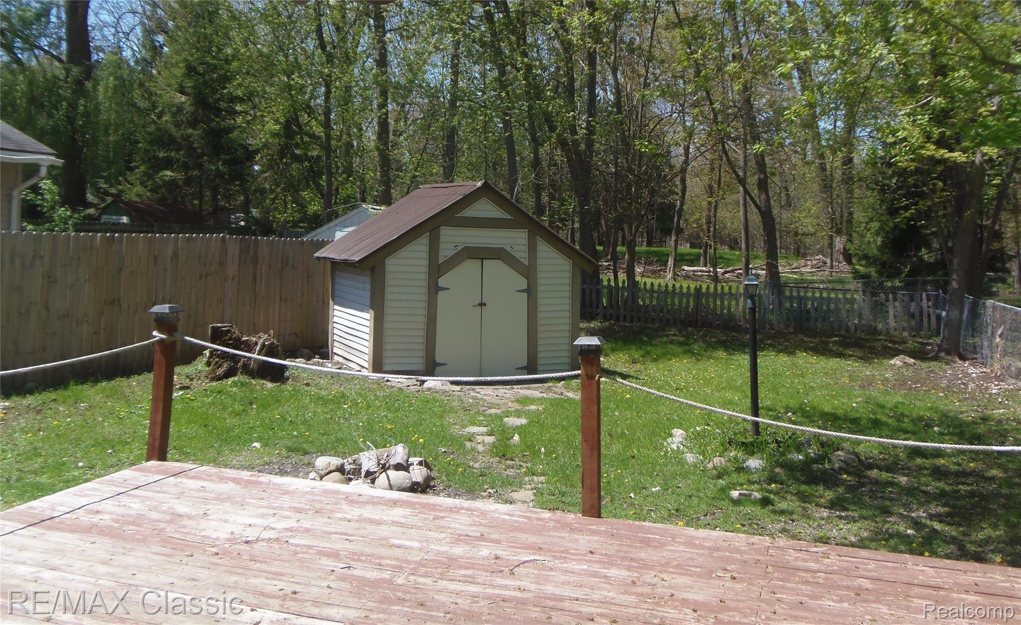 1190 Bangor Road Waterford, MI 48328 - Photo 43 of 44 View of back yard.jpg