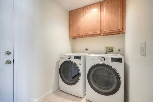 a view of entryway with washer and dryer