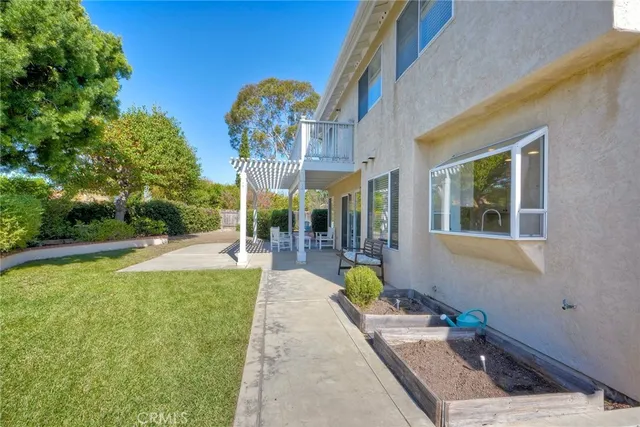 a view of a house with backyard and porch