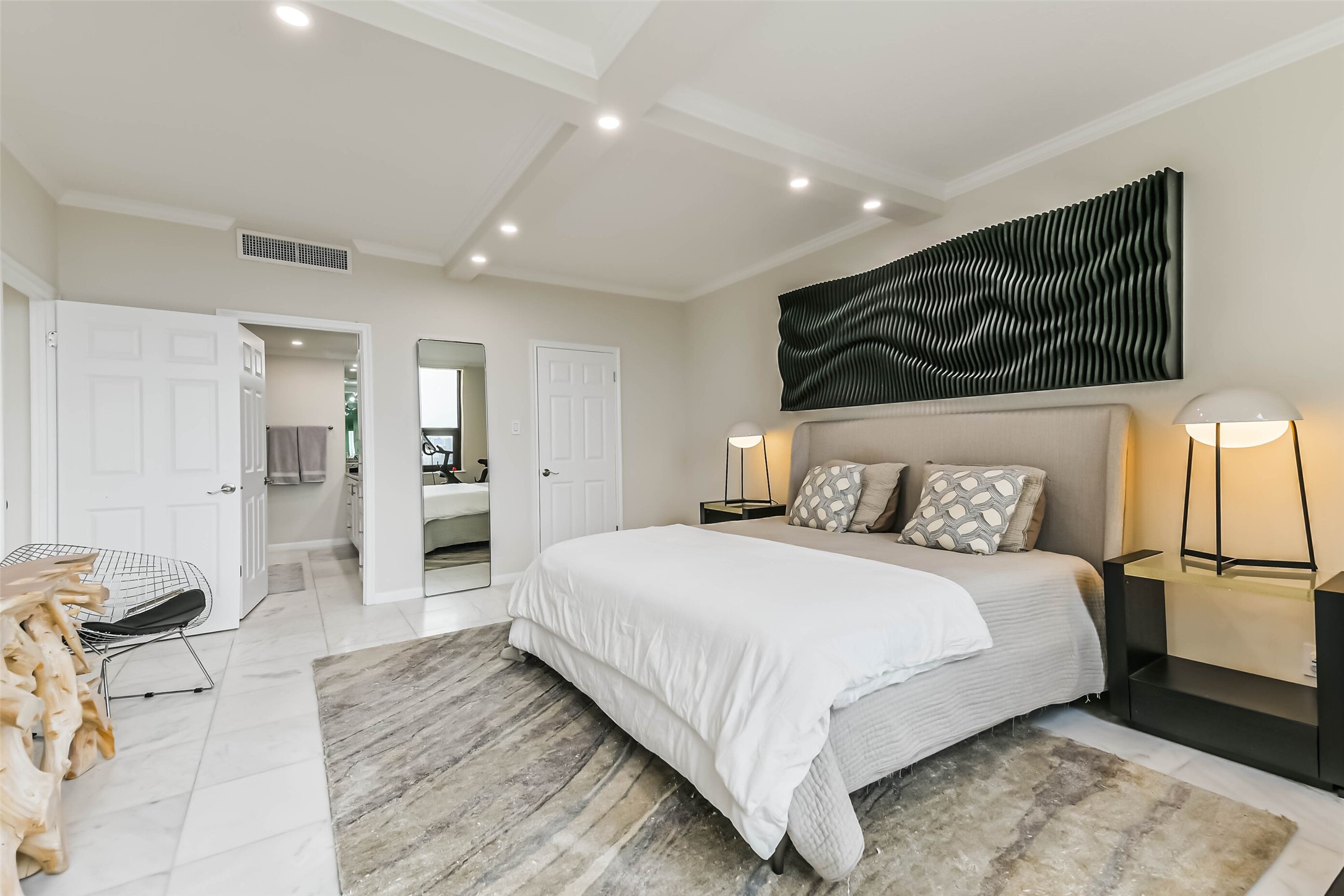 14 Greenway Plaza, Unit 15P Houston, TX 77046 - Photo 11 of 25 a spacious bedroom with a bed and a couch