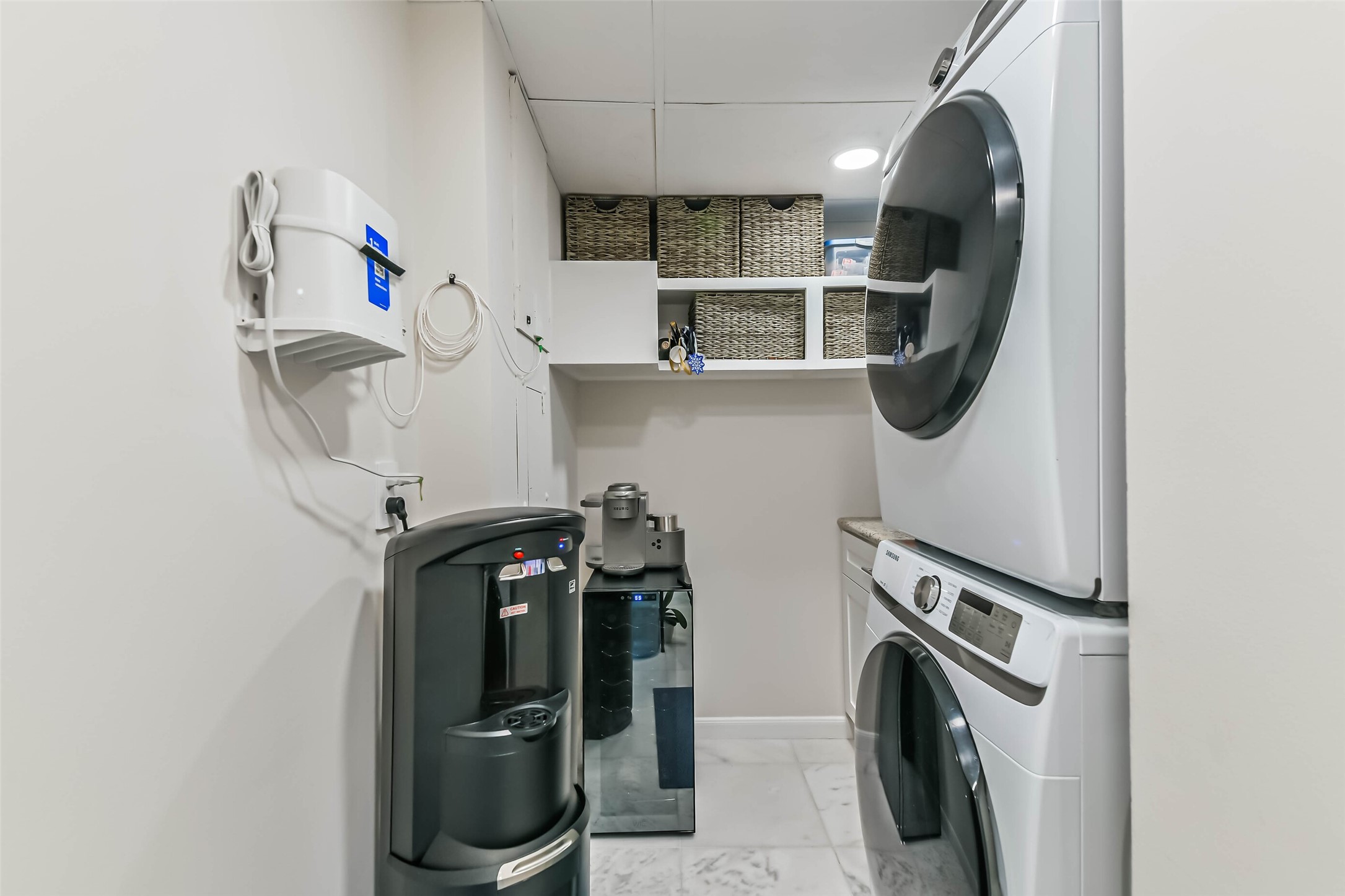 14 Greenway Plaza, Unit 15P Houston, TX 77046 - Photo 17 of 25 a utility room with dryer and washer