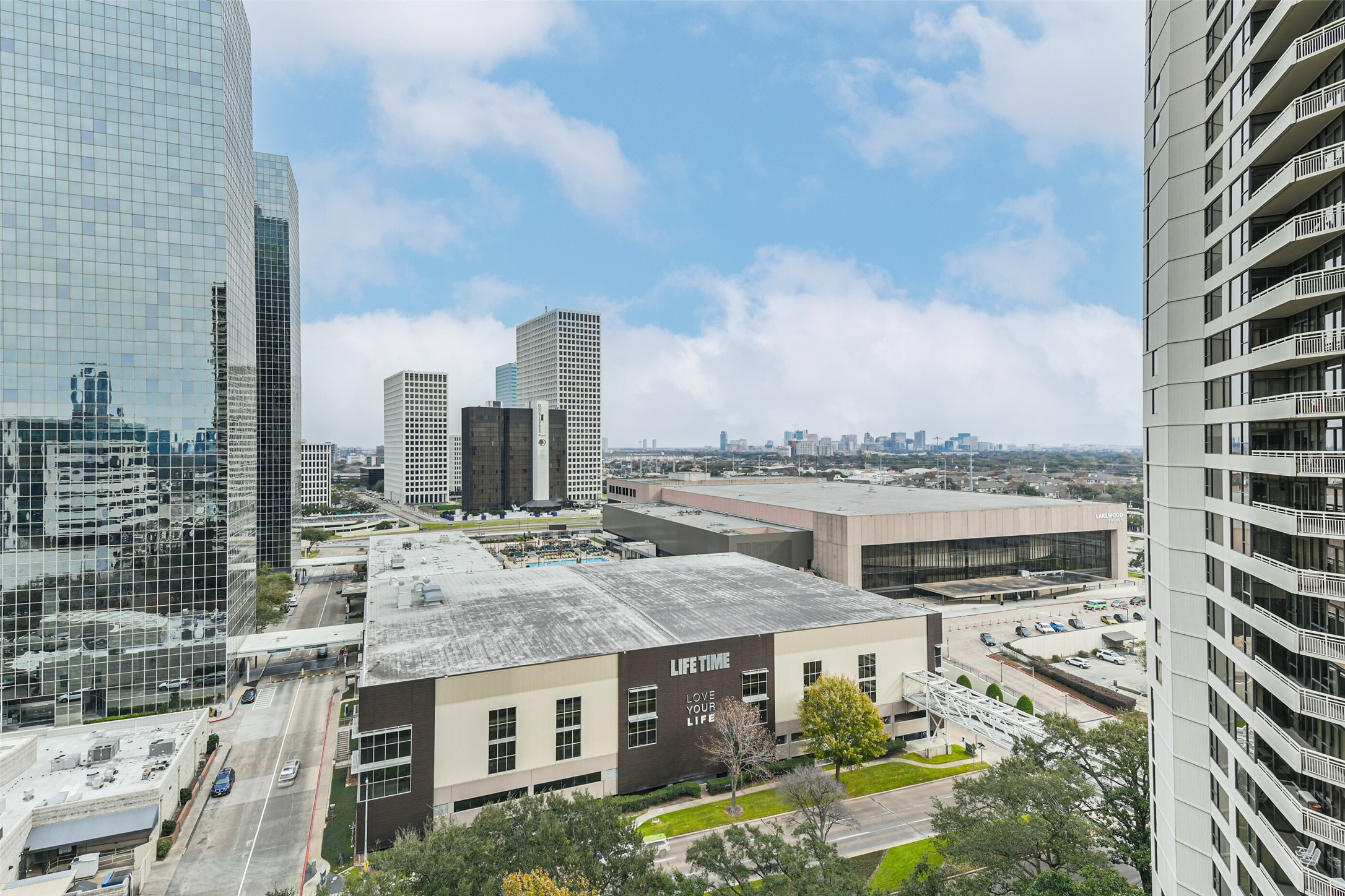 14 Greenway Plaza, Unit 15P Houston, TX 77046 - Photo 18 of 25 a view of city with tall buildings