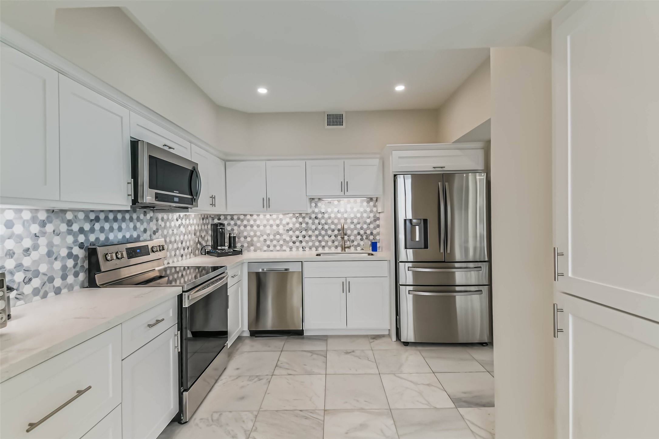 14 Greenway Plaza, Unit 15P Houston, TX 77046 - Photo 8 of 25 a kitchen with a stove top oven and refrigerator