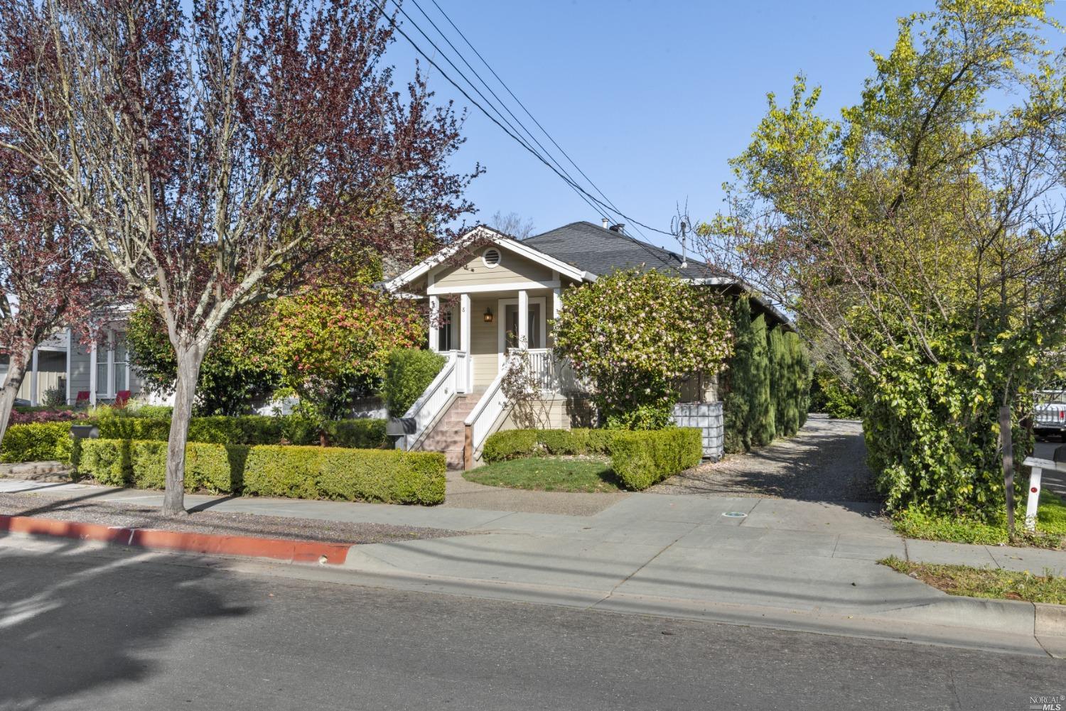 8 University Street, Healdsburg, CA 95448 Compass