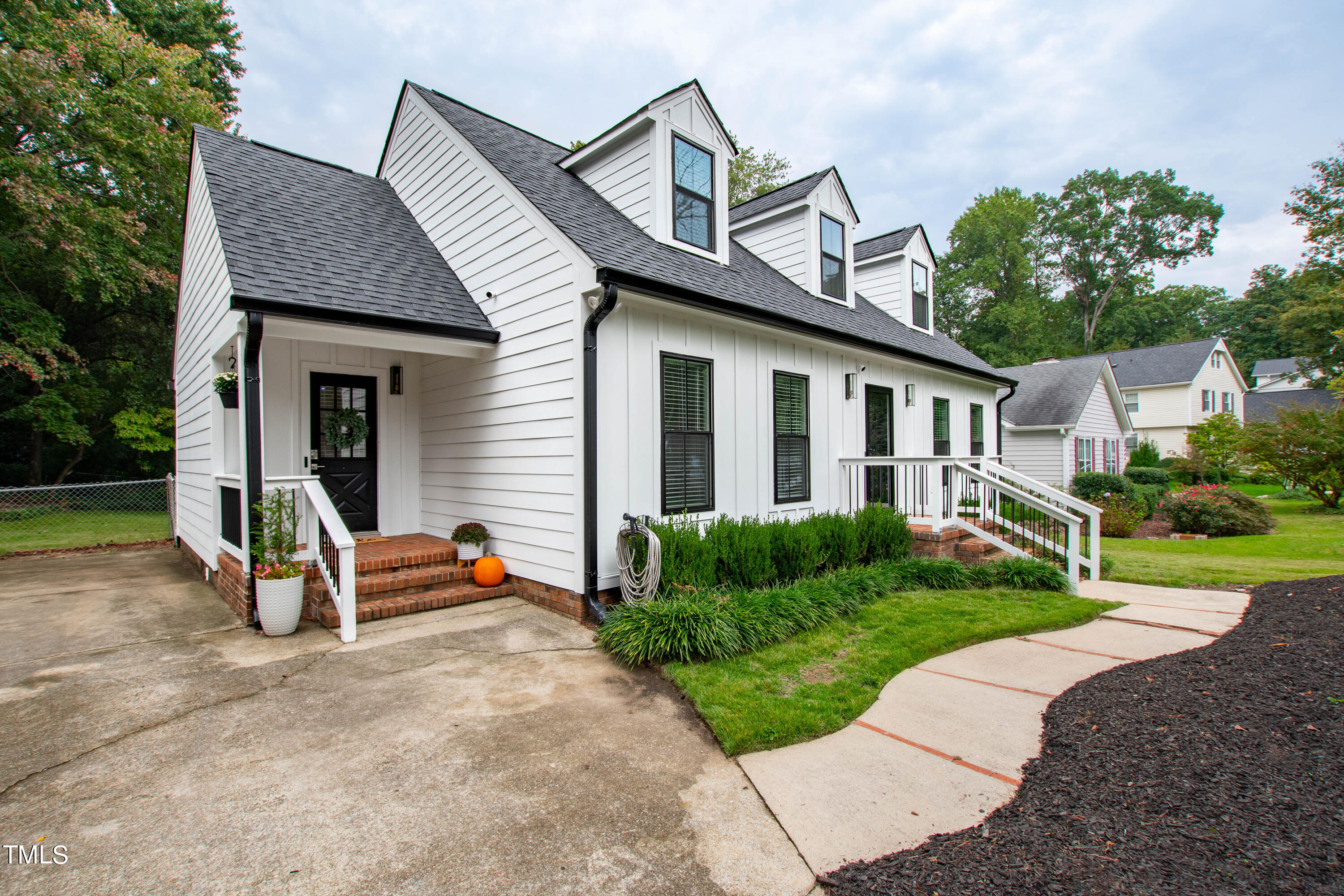 2105 Port Royal Road Raleigh, NC 27609 - Photo 3 of 36 FrontE