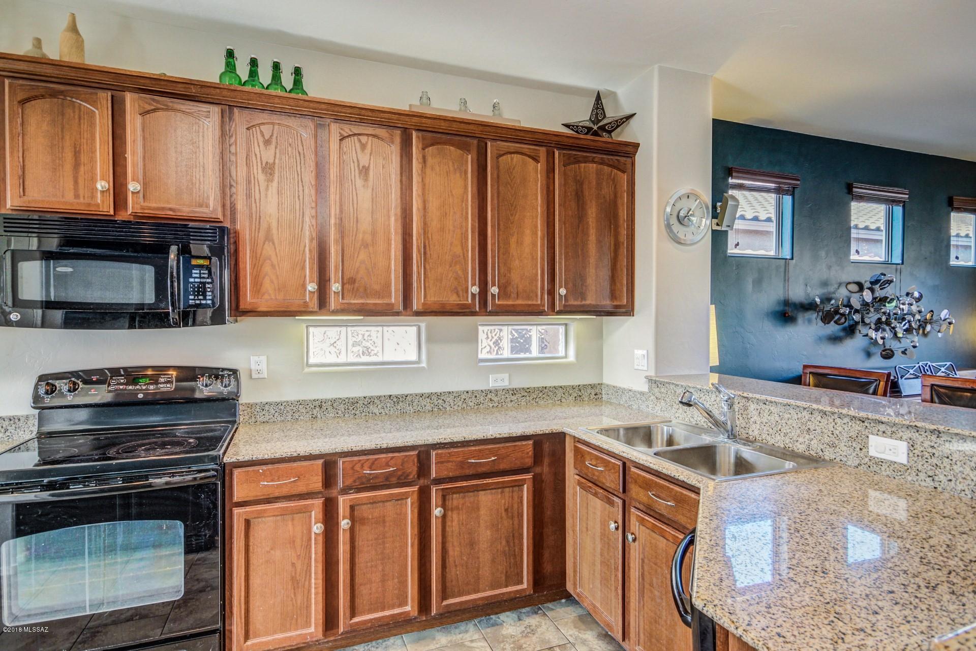 12866 Bloomington Loop Oro Valley, AZ 85755 - Photo 8 of 32