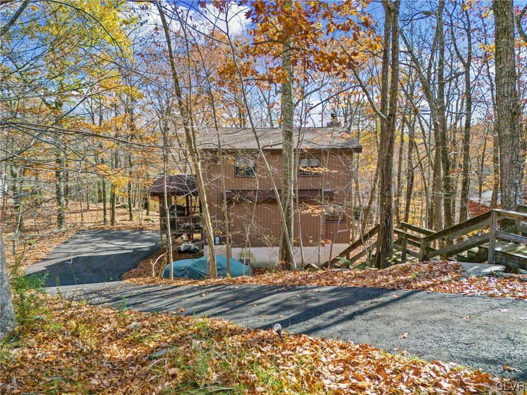 3215 Cherry Ridge Road Bushkill, PA 18324 - Photo 5 of 50 a backyard of a house with a large tree