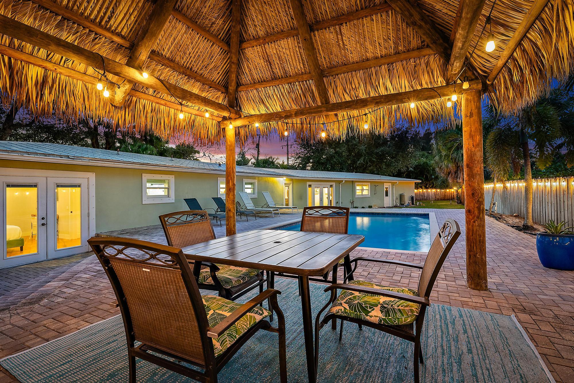 5692 Pennock Point Road Jupiter, FL 33458 - Photo 5 of 51 a view of a outdoor seating area with furniture