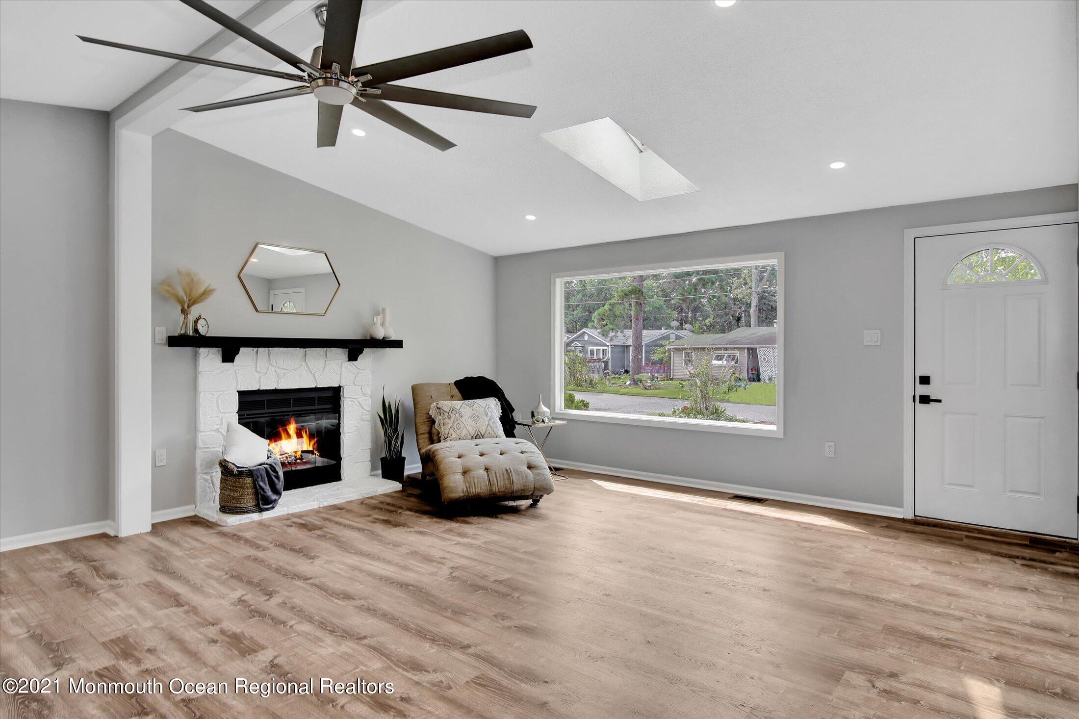 17 Spinnaker Way Waretown, NJ 08758 - Photo 4 of 30 05-Living