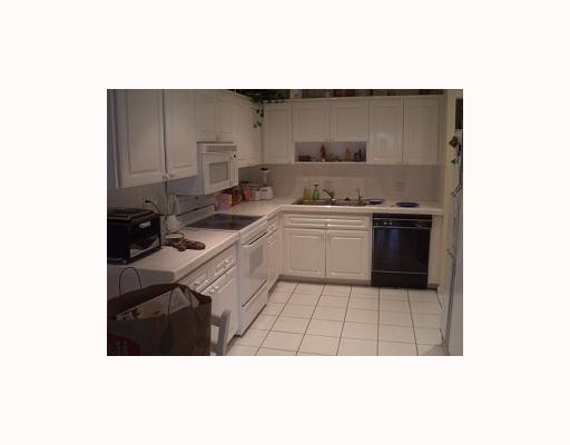 20893 Del Luna Drive, Unit 20893 Boca Raton, FL 33433 - Photo 7 of 9 Kitchen