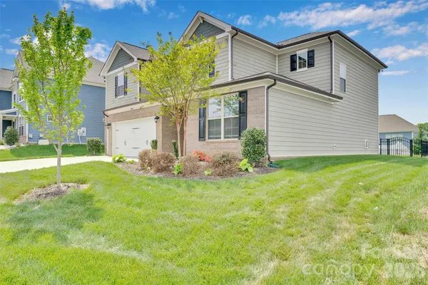 a view of a house with backyard and garden
