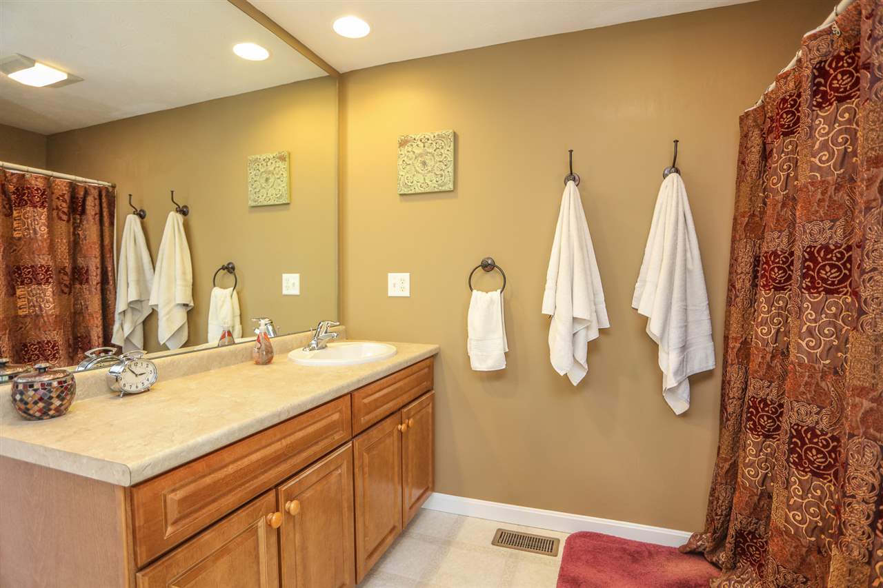12 Tether Road Bedford, NH 03110 - Photo 33 of 40