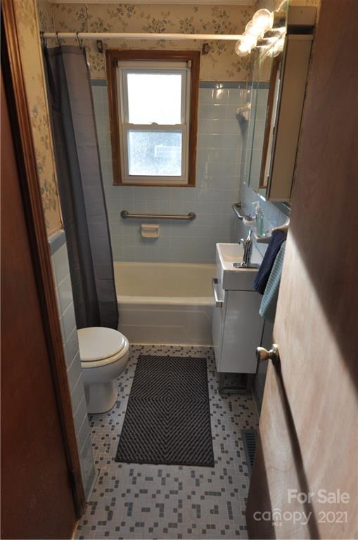 1234 Saluda Road Chester, SC 29706 - Photo 15 of 19 a bathroom with a toilet a sink and a bathtub