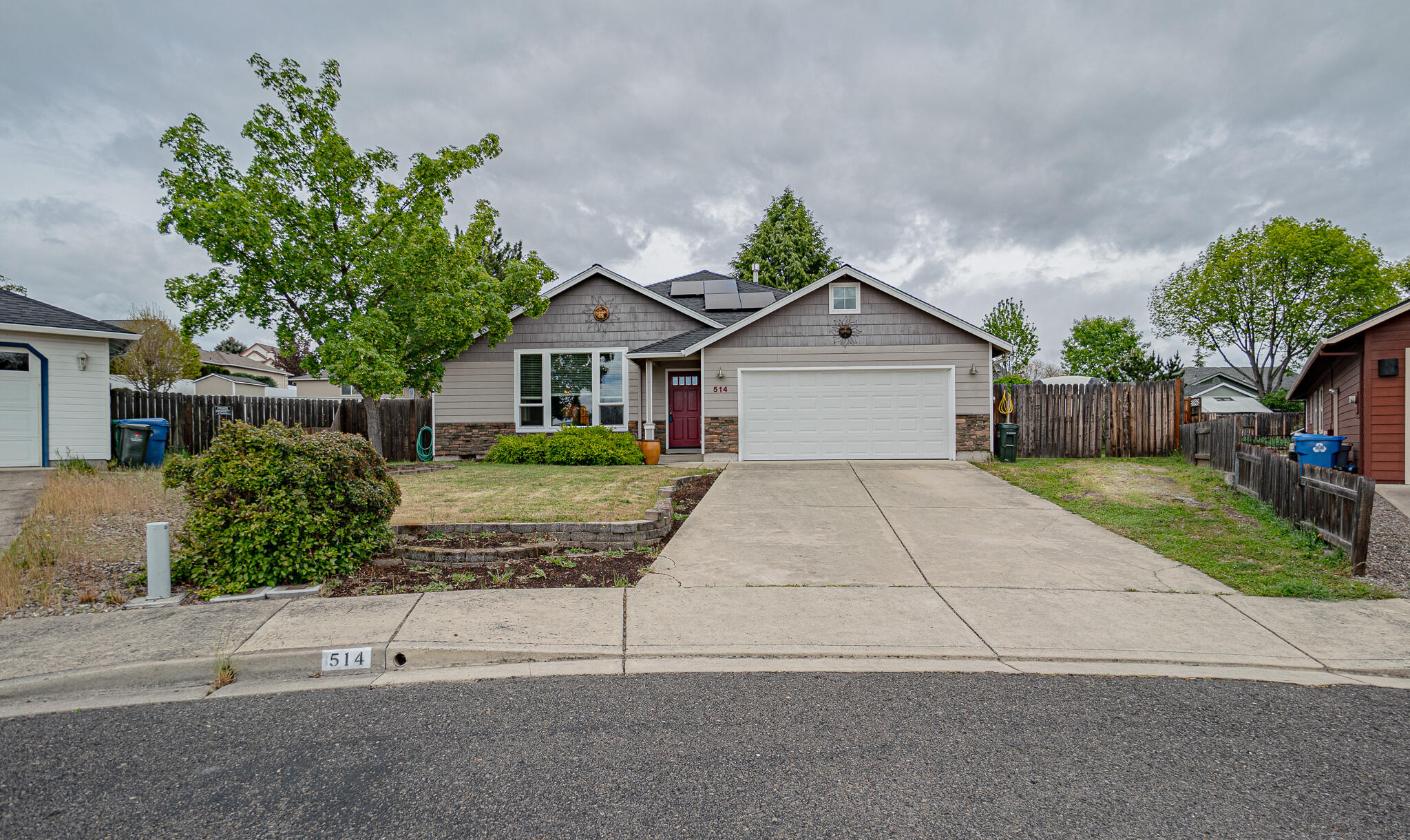 514 Coventry Court Eagle Point, OR 97524 - Photo 2 of 24