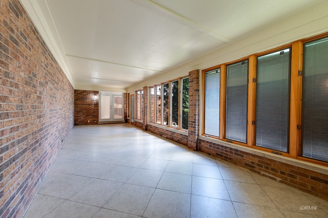 769 Halbert Lane Inverness, IL 60010 - Photo 16 of 48 a view of a hallway with windows