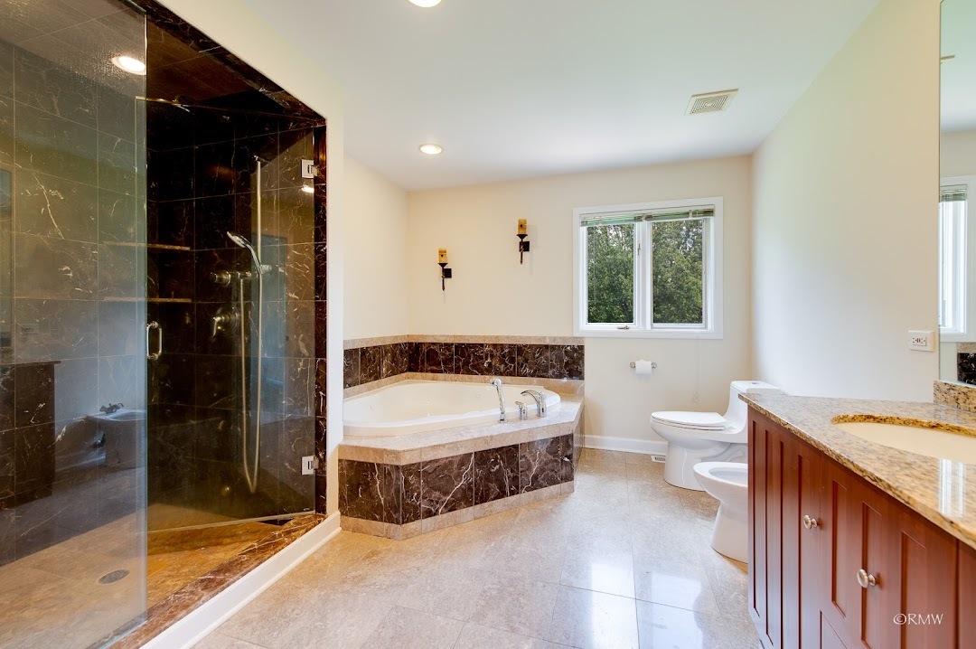 769 Halbert Lane Inverness, IL 60010 - Photo 28 of 48 a spacious bathroom with a tub shower and sink