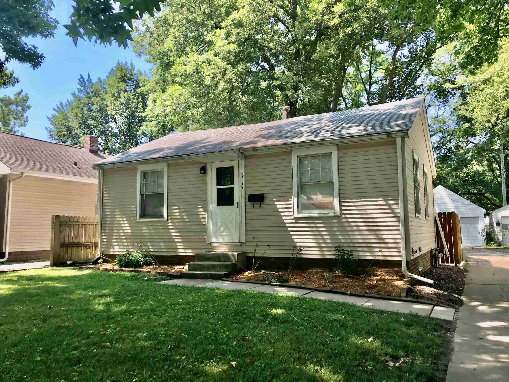 2517 Holmes Avenue Springfield, IL 62704 - Photo 2 of 25