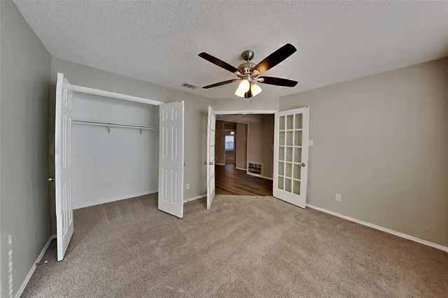 a view of a livingroom with a ceiling fan