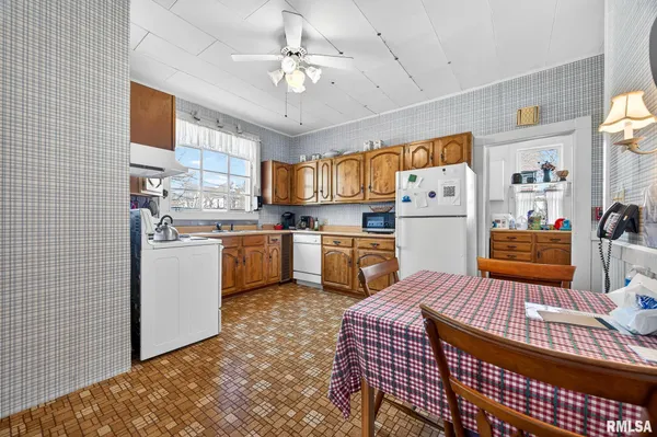 $145,900 | 127 East North Street, Galesburg, IL 61401