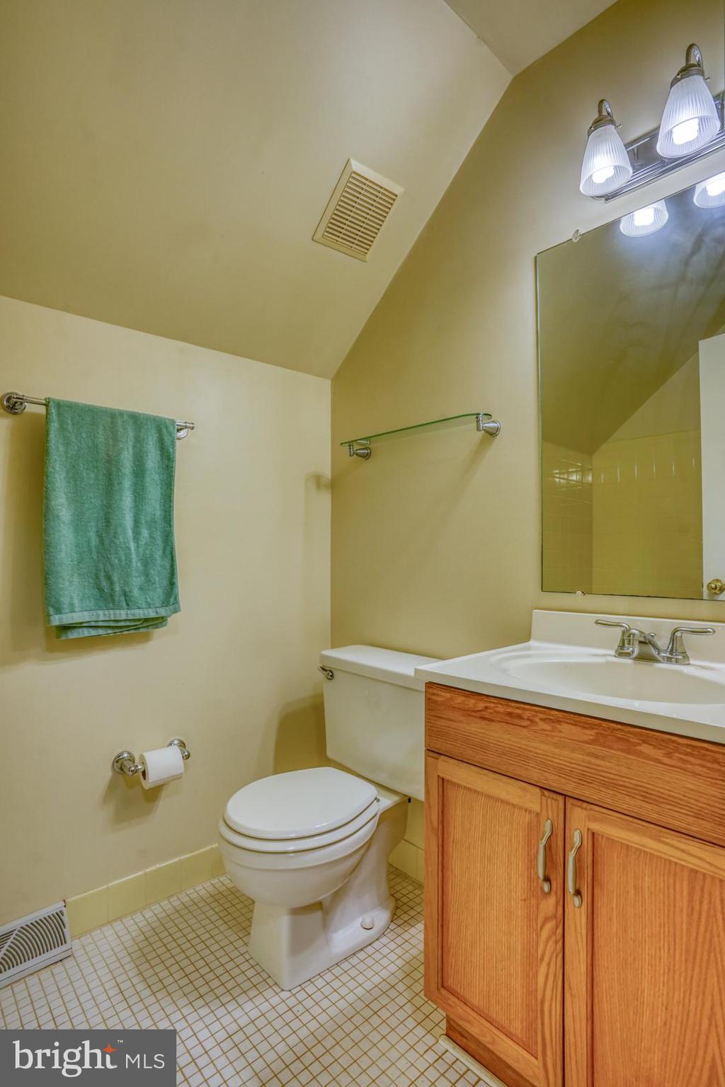 240 Merion Road Dover, DE 19904 - Photo 29 of 38 2nd Floor Full Bathroom