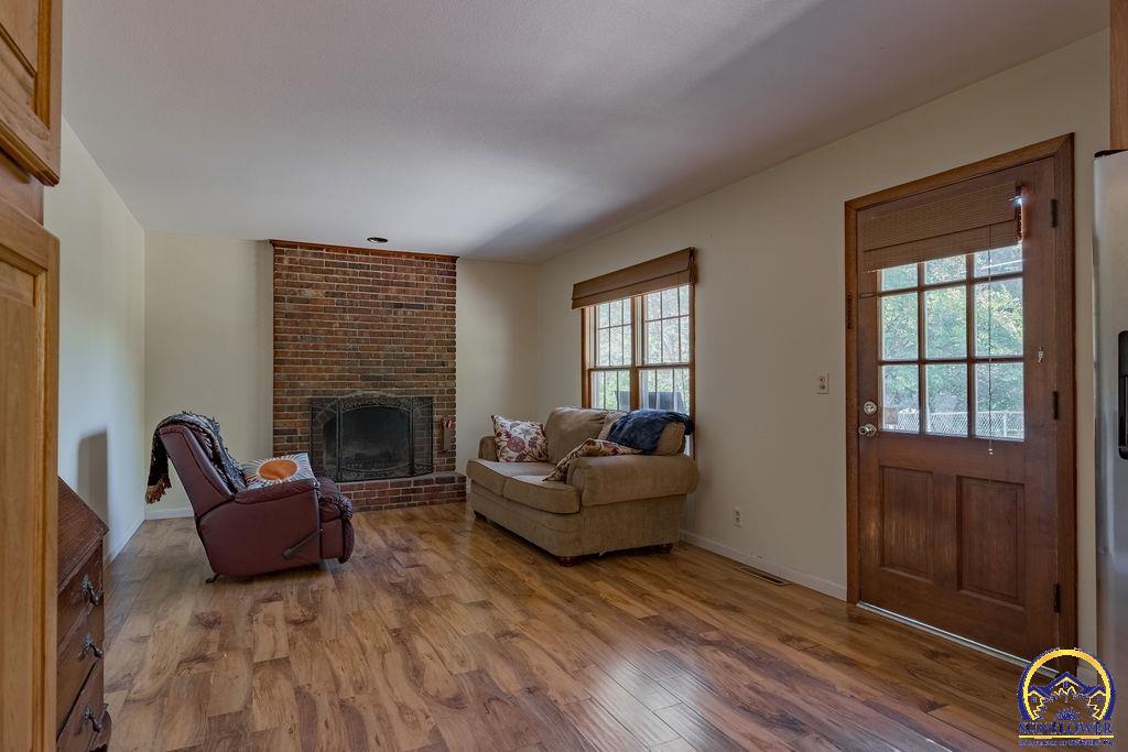 1512 Southwest 29th Terrace Topeka, KS 66611 - Photo 11 of 27