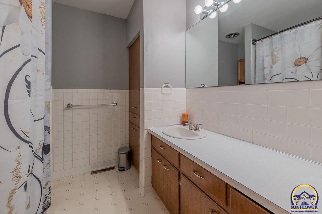 1512 Southwest 29th Terrace Topeka, KS 66611 - Photo 13 of 27