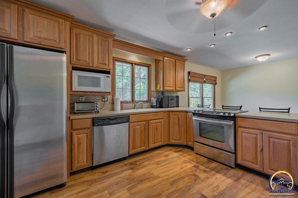 1512 Southwest 29th Terrace Topeka, KS 66611 - Photo 9 of 27