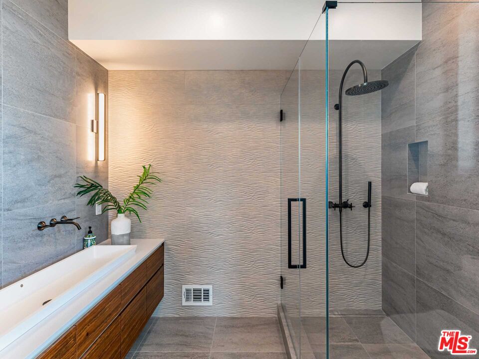 25225 Malibu Road Malibu, CA 90265 - Photo 20 of 23 a bathroom with a shower and a tub