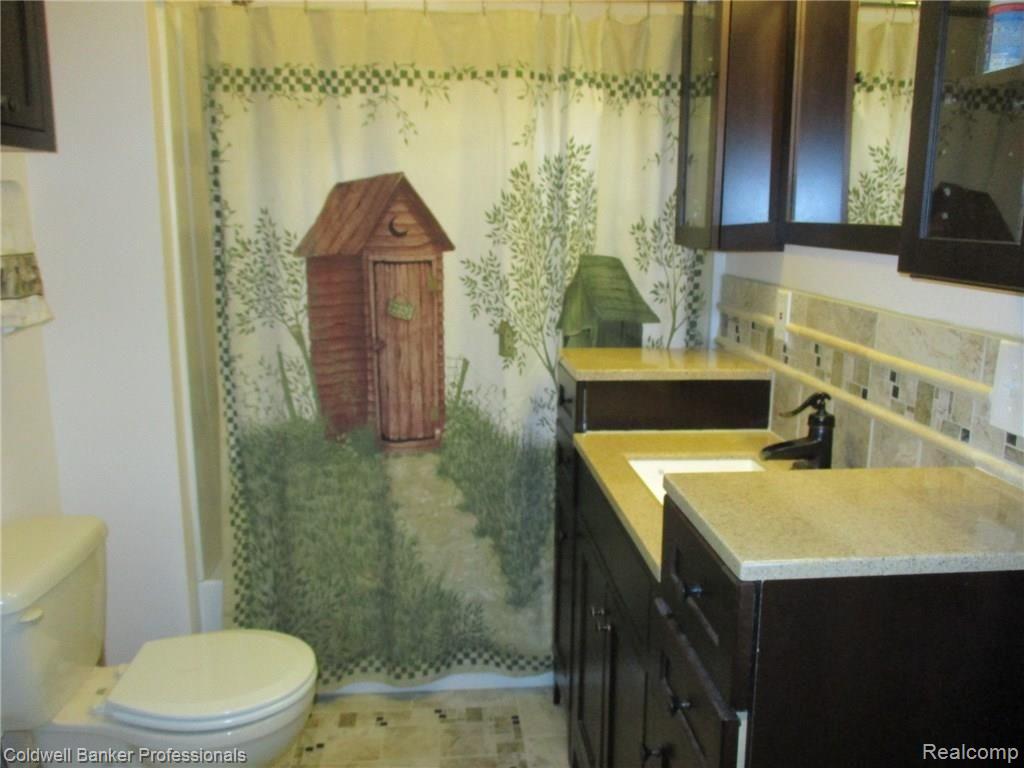 4841 Newburg Road Durand, MI 48429 - Photo 5 of 55 2ND FLOOR FULL BATH B.JPG