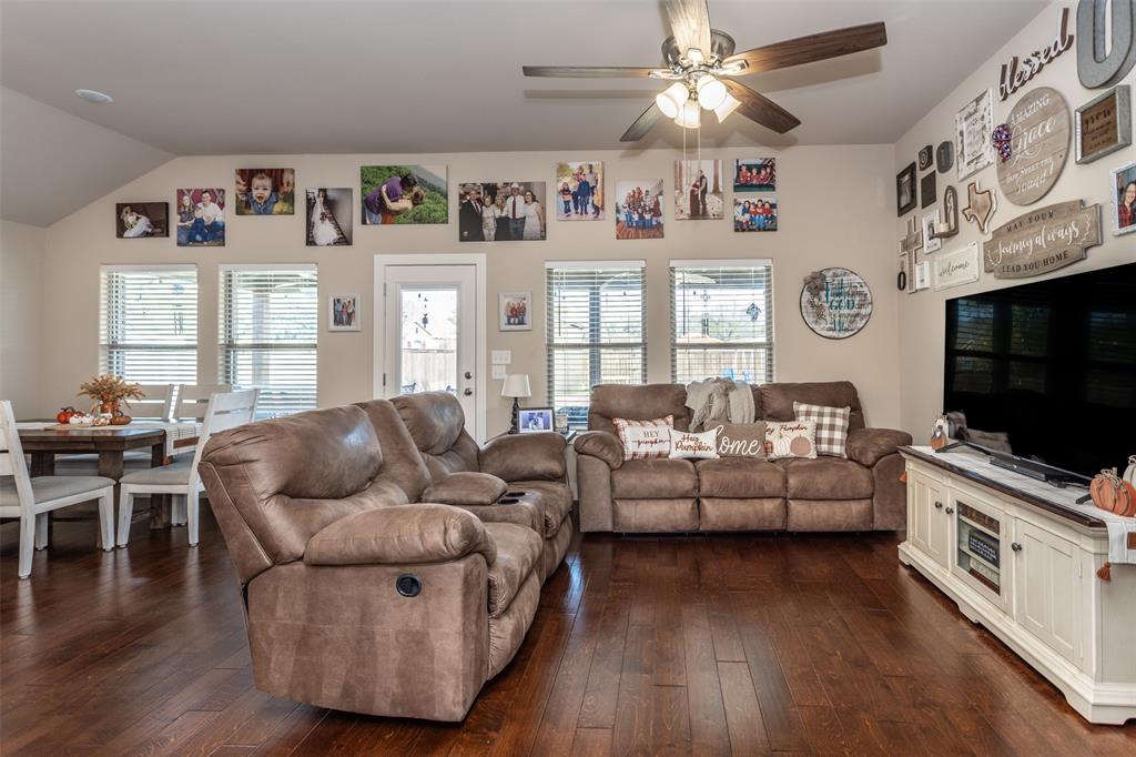 513 Pathfinder Street Collinsville, TX 76233 - Photo 5 of 40