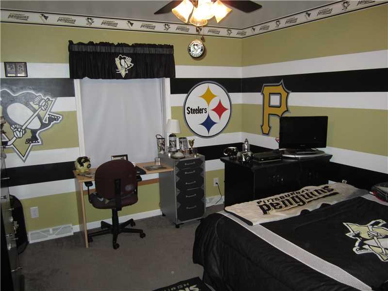 428 Oneida Trail Mercer, PA 16137 - Photo 8 of 15 Bedroom. PERFECT FOR THE PITTSBURGH FAN! IF NOT A FAN THIS IS ONLY PAINT AND DECALS.